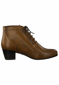 Botas ankle de cuero marrón con textura suave, diseño con cordones, punta afilada y tacón bajo en bloque. Presenta detalles de costura en la parte superior.