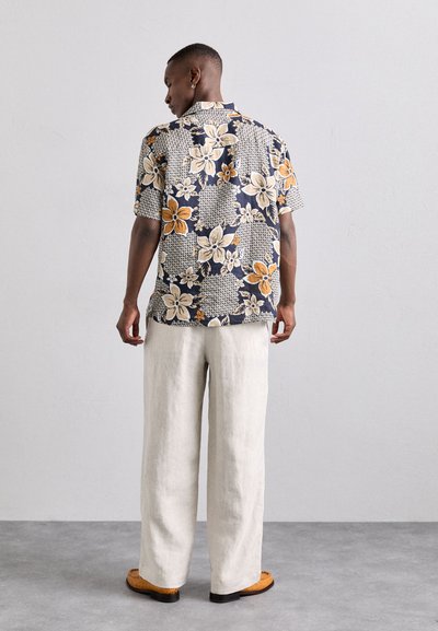 J.LINDEBERG NOAH PANTS - Püksid - safari beige