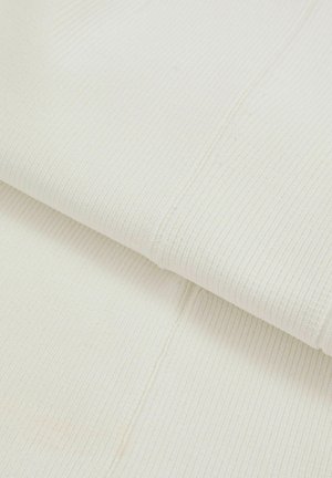 Fehér bordás anyag szépen hajtva, kiemelve texturált felületét és finom fényét, különböző ruházati alkalmazásokhoz megfelelő.
