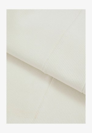 Hvid ribbet stof foldet pænt sammen, der fremhæver sin teksturerede overflade og subtile glans, velegnet til forskellige beklædningsanvendelser.