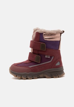 Botte d’hiver pour enfant en bordeaux et violet avec deux sangles ajustables, doublure en fourrure en haut et semelle marron robuste pour la traction.