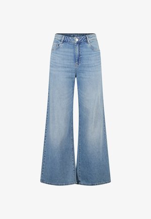 Jeans en denim à jambes larges de couleur bleu clair. Le tissu présente une texture douce avec une taille haute et des détails de coutures visibles le long des coutures.