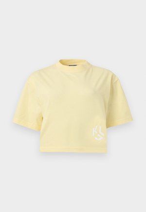 Tricou scurt cu mâneci scurte, galben pal, decolteu rotund și logo mic alb pe partea din față, jos, dreapta.