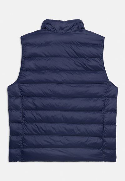 Σκούφο ένδυμα με οριζόντια ραφές και ψηλό γιακά σε ναυτικό μπλε χρώμα, εμφανίζεται από πίσω σε μονόχρωμο φόντο.