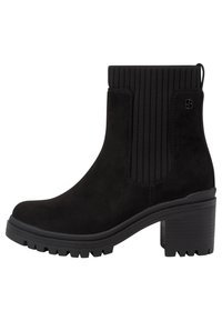 Černé kotníkové boty z semiše s žebrovanými elastickými bočními panely, robustním gumovým podpatkem a texturovanou podrážkou s hlubokými drážkami.