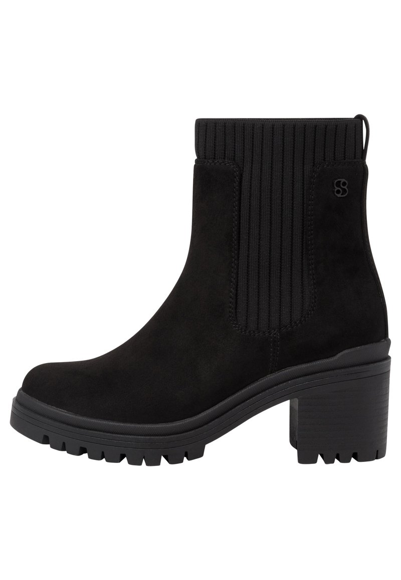 Černé kotníkové boty z semiše s žebrovanými elastickými bočními panely, robustním gumovým podpatkem a texturovanou podrážkou s hlubokými drážkami.