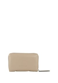 Portafoglio in pelle beige con una superficie liscia, forma rettangolare e chiusura a zip. Presenta un piccolo tirante e un logo impresso sul davanti.