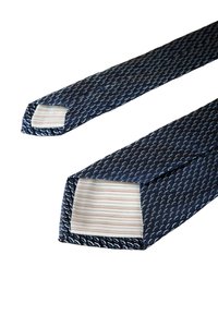 Marineblå slips med et struktureret mønster og spidse ender. Indersiden har vandrette striber i hvid og pastelfarver.