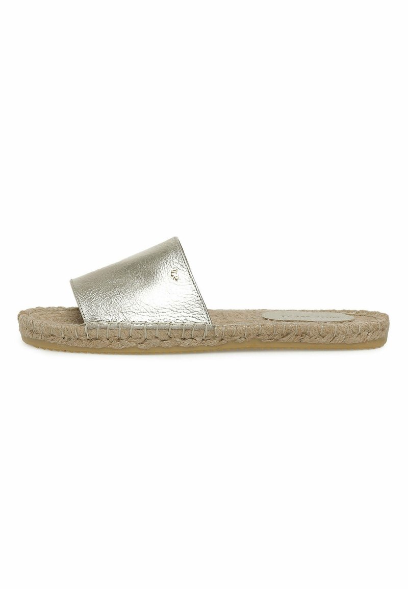 Romatic sandal med bred metallisk sølvrem, fletst jute sål og gummisål, designet til afslappet brug.
