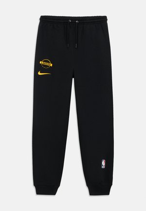 Črne trenirke iz mehkega blaga, z rumenim logotipom "Lakers" in Nike Swooshom. Elastičen pas in manšete. Logotip NBA na nogi.