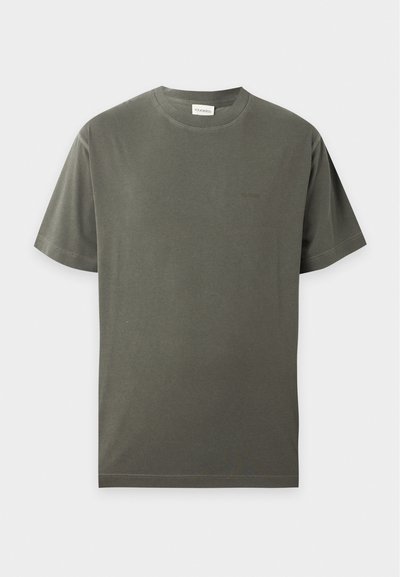 Απλό πράσινο ελιάς κοντομάνικο T-shirt με στρογγυλή λαιμόκοψη και διακριτικό λογότυπο στο στήθος, προβάλλεται σε ανοιχτό γκρι φόντο.