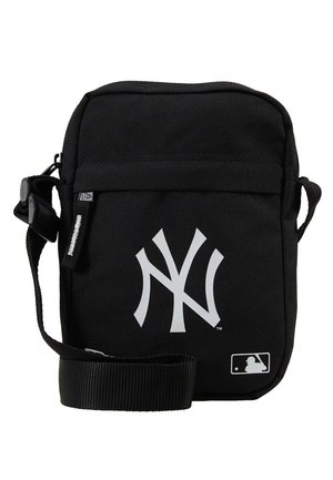 Bolso cruzado de lienzo negro con un logo blanco de los New York Yankees, correa ajustable y cierre con cremallera para un almacenamiento seguro.