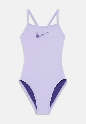 Svetlo purpurni enodelni kopalni kostim z tankimi naramnicami, ki ima temno purpurno notranjo podlogo in subtilno črno Nike logo na prsih.