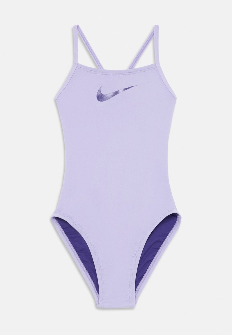 Lys lilla en-dels badedragt med tynde stropper, der har en mørk lilla indvendig foring og et subtilt sort Nike-logo på brystet.