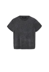 Kortærmet, grå sweater lavet af blødt, tekstureret stof. Har en rund hals og en let løs pasform, uden synlige mønstre eller accenter.