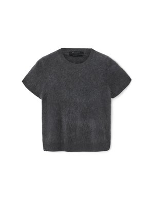 Kortærmet, grå sweater lavet af blødt, tekstureret stof. Har en rund hals og en let løs pasform, uden synlige mønstre eller accenter.