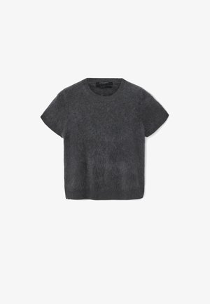 Kortærmet, grå sweater lavet af blødt, tekstureret stof. Har en rund hals og en let løs pasform, uden synlige mønstre eller accenter.