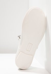 Primigi Bailarinas con hebilla - white