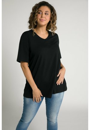Czarny, krótki rękaw t-shirt z dekoltem w serek, wykonany z miękkiego materiału, o luźnym kroju i gładkiej fakturze, zestawiony z niebieskimi dżinsami.
