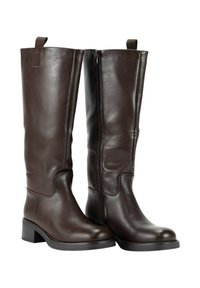 Par de botas altas de cuero marrón oscuro con tacones bajos y cremallera lateral, de pie sobre un fondo blanco.