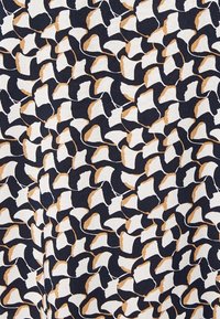 Tessuto a motivo nei toni blu navy, bianco e marrone con forme astratte. Il materiale sembra leggero e ha una texture liscia.