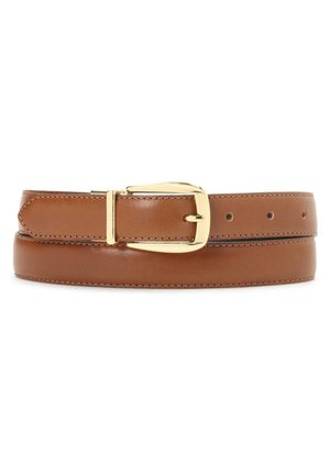 Ceinture en cuir marron avec boucle rectangulaire dorée et détails de couture, enroulée sur fond blanc.