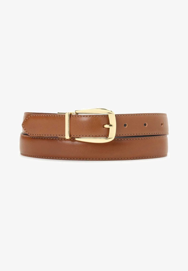 Ceinture en cuir marron avec boucle rectangulaire dorée et détails de couture, enroulée sur fond blanc.