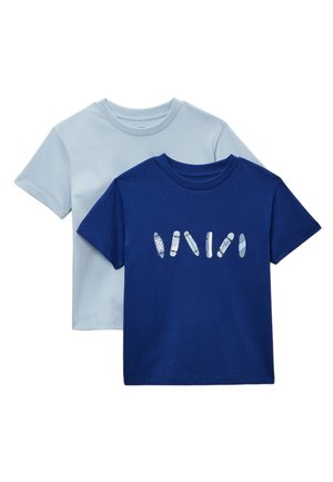 Deux t-shirts à manches courtes, l'un bleu clair et l'autre bleu marine avec de petits motifs de skateboard sur la poitrine.