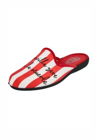 Zapatilla con rayas rojas y blancas, parte superior de textil suave, diseño con parte trasera abierta y suela de goma negra. Presenta texto escrito a mano en la parte delantera.