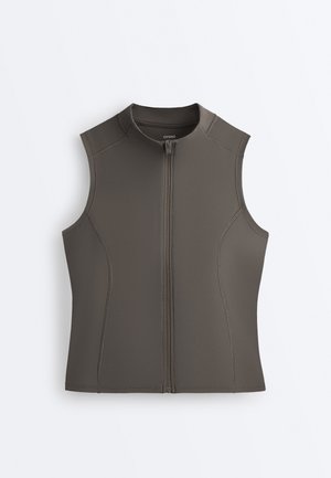 Olivno zelena brezrokavnik z zadrgo, visokim ovratnikom in vidnimi šivi, položen počez na belem ozadju.