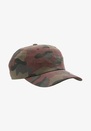 Kamuflasjert baseball cap i nyanser av grønn, brun og rosa, med en buet skygge og et hvitt logo-patch på forsiden. Laget av bomull.