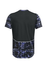 T-shirt de sport à manches courtes avec un corps noir et des manches à motifs bleus, avec un ourlet arrondi et des détails de couture contrastants.
