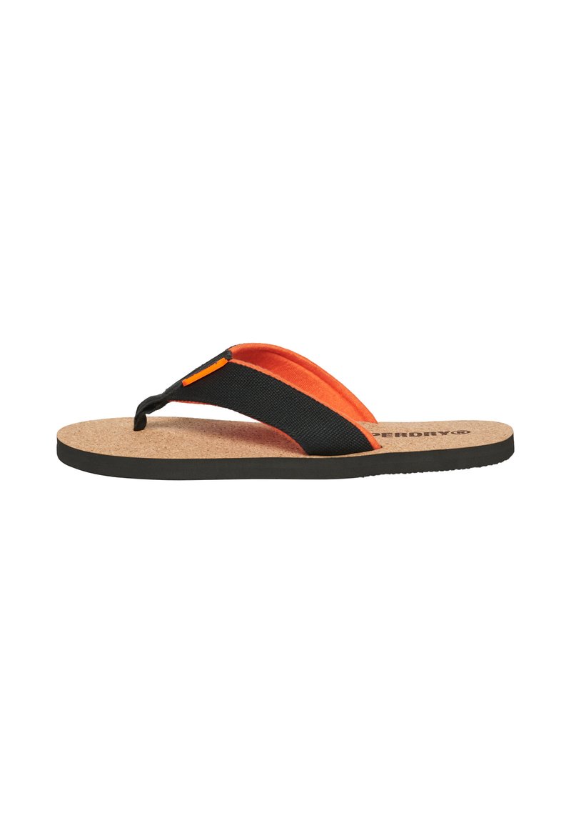 Zwarte flip-flop sandaal met oranje accenten, voorzien van een kurken voetbed, rubberen zool en een stoffen band. Eenvoudig en functioneel ontwerp.