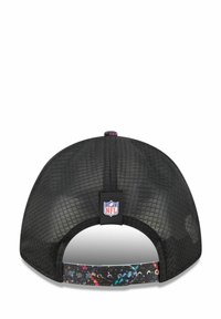 Schwarze Snapback-Mütze aus Mesh mit einem mehrfarbigen Spritzdesign auf dem verstellbaren Riemen und einem NFL-Logo-Patch auf der Rückseite.