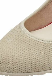 s.Oliver Klasične pete - cream