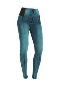 Leggings a gamba affusolata in un denim teal scolorito, con un ampio elastico nero in vita e una zip frontale. Tessuto liscio con cuciture ben visibili.