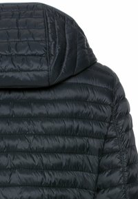 Schwarze Pufferjacke mit Kapuze, ausgestattet mit einem gesteppten Muster, genähten Linien und einem glänzenden, glatten Außenmaterial.