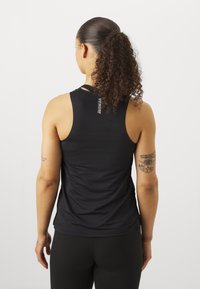 Čierny atletický tank top s priliehavým strihom, štýl racerback a jemným logom na zadnej strane. Hladká látka a minimalistické detaily.