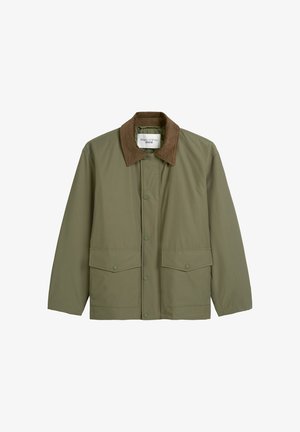 Casaco verde-oliva com gola em bombazina castanha, fechos de pressão e dois bolsos frontais. Feito de um tecido liso e durável.