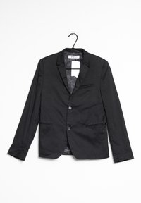 Blazer noir à simple boutonnage, avec des revers crantés, deux poches avant et une texture lisse. Accroché à un crochet sur un fond blanc.