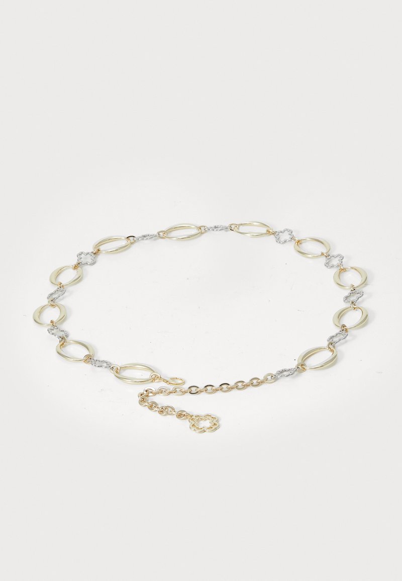Bracciale a catena in tonalità oro e argento con anelli ovali allungati, decorati da piccoli dettagli, e chiusura a moschettone.
