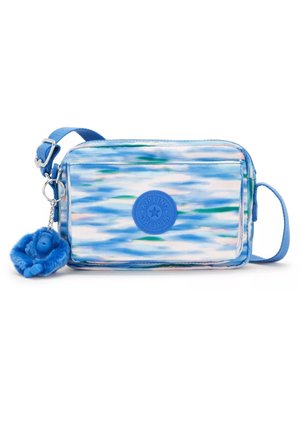 Rechteckige Crossbody-Tasche mit blau-weißem Aquarellmuster, Vordertasche mit rundem Logo, verstellbarem Riemen und blauem Plüsch-Affen-Schlüsselanhänger.