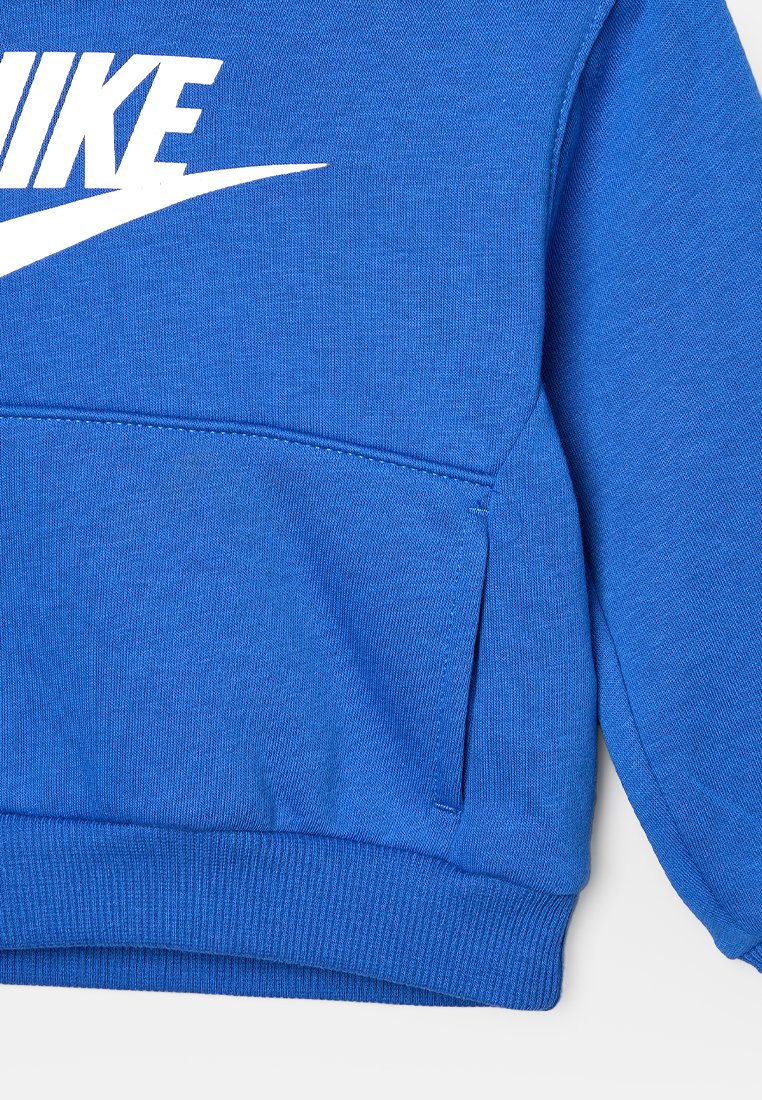 Felpa Nike blu con logo bianco, tasca frontale a marsupio e orlo e polsini a costine.
