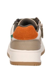 Sneaker heeft een bruine en beige leren bovenwerk, een oranje suède hiel en een witte rubberen zool. Inclusief textuurstofaccenten.