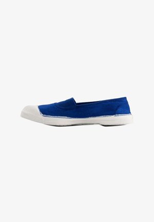 Scarpa slip-on in tela blu con suola e puntale in gomma bianca, vista laterale su sfondo bianco.
