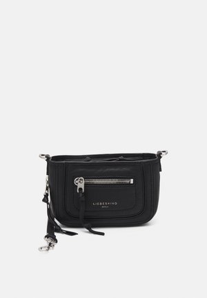 Bolso bandolera de cuero negro con bolsillo frontal con cremallera, herrajes plateados, correa desmontable y logotipo "Liebeskind Berlin" en el frente.
