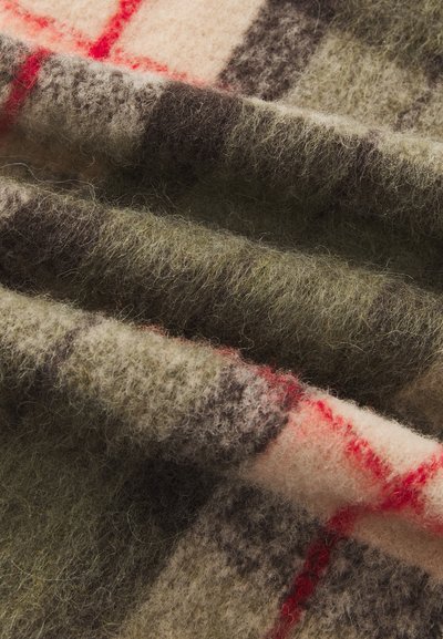 Tissu en laine à carreaux dans des teintes de vert, beige et gris, avec un motif à carreaux rouge bien visible. Texture douce avec un aspect légèrement duveteux.
