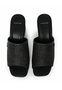 Sandali neri slip-on con parte superiore tessuta a trama, soletta in pelle liscia e design con punta squadrata e tacco basso.