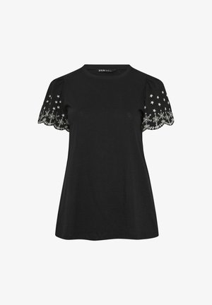 Blusa negra de manga corta con escote redondo y mangas con borde ondulado con bordado floral blanco y motivos de estrellas.