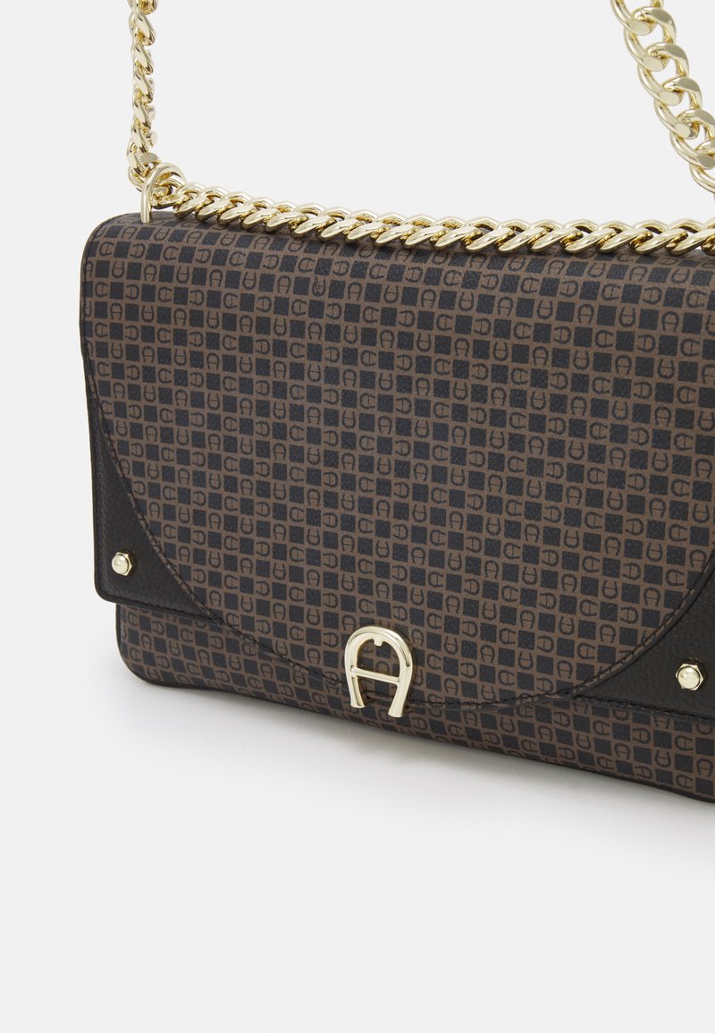 Braune Handtasche mit Muster, einem goldenen Kettenriemen und goldenen Beschlägen. Verfügt über einen Klappdeckel und Materialien mit doppelter Textur.